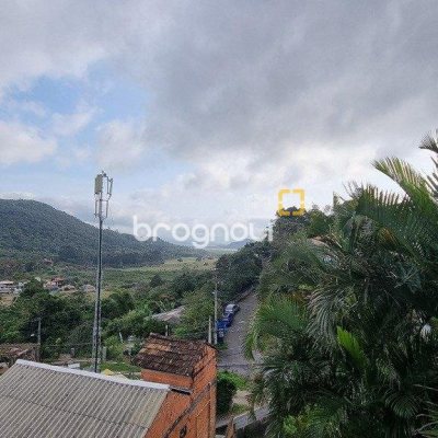 Casa com 270m², 5 quartos (sendo 1 suíte), 2 garagens, no bairro Sambaqui em Florianópolis
