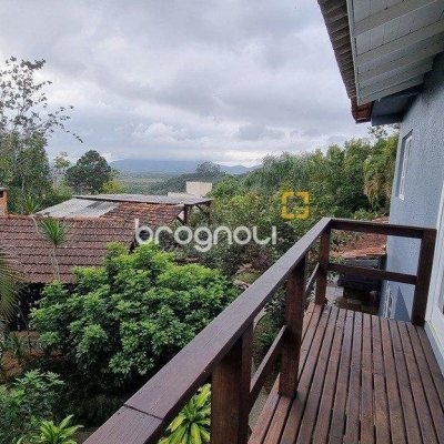 Casa com 270m², 5 quartos (sendo 1 suíte), 2 garagens, no bairro Sambaqui em Florianópolis