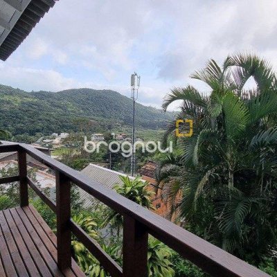 Casa com 270m², 5 quartos (sendo 1 suíte), 2 garagens, no bairro Sambaqui em Florianópolis