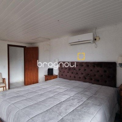 Casa com 270m², 5 quartos (sendo 1 suíte), 2 garagens, no bairro Sambaqui em Florianópolis