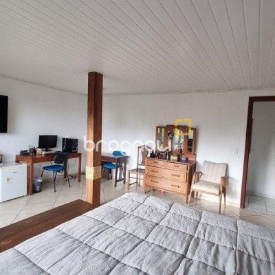 Casa com 270m², 5 quartos (sendo 1 suíte), 2 garagens, no bairro Sambaqui em Florianópolis