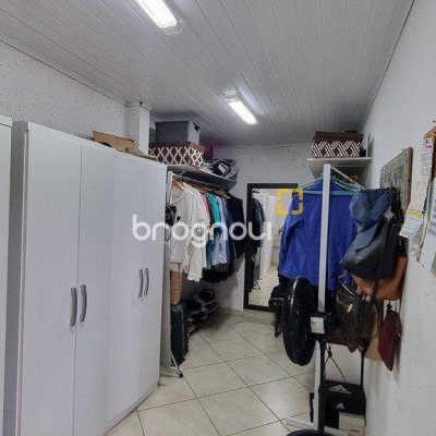 Casa com 270m², 5 quartos (sendo 1 suíte), 2 garagens, no bairro Sambaqui em Florianópolis