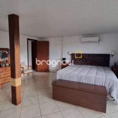 Casa com 270m², 5 quartos (sendo 1 suíte), 2 garagens, no bairro Sambaqui em Florianópolis