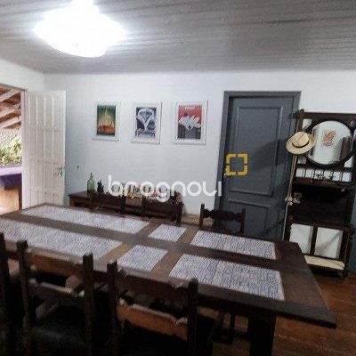 Casa com 270m², 5 quartos (sendo 1 suíte), 2 garagens, no bairro Sambaqui em Florianópolis