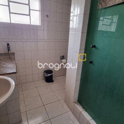 Casa com 270m², 5 quartos (sendo 1 suíte), 2 garagens, no bairro Sambaqui em Florianópolis