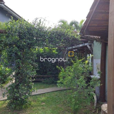 Casa com 270m², 5 quartos (sendo 1 suíte), 2 garagens, no bairro Sambaqui em Florianópolis