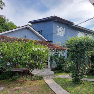 Casa com 270m², 5 quartos (sendo 1 suíte), 2 garagens, no bairro Sambaqui em Florianópolis