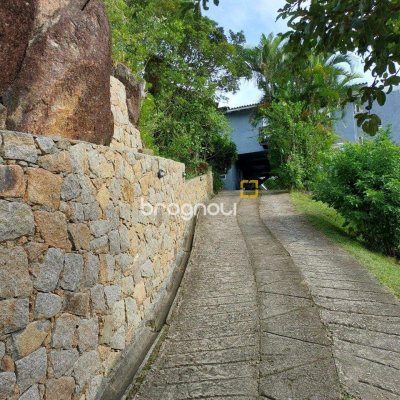 Casa com 270m², 5 quartos (sendo 1 suíte), 2 garagens, no bairro Sambaqui em Florianópolis