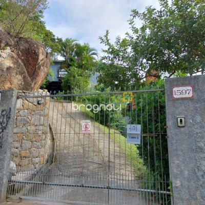 Casa com 270m², 5 quartos (sendo 1 suíte), 2 garagens, no bairro Sambaqui em Florianópolis