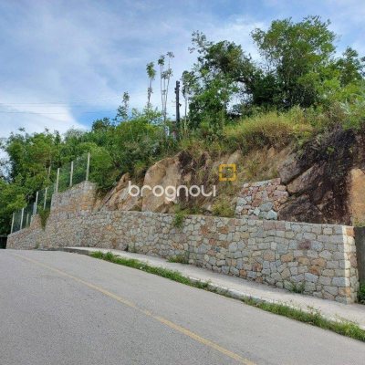Casa com 270m², 5 quartos (sendo 1 suíte), 2 garagens, no bairro Sambaqui em Florianópolis