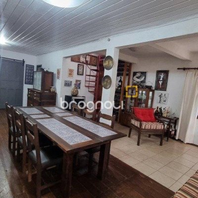 Casa com 270m², 5 quartos (sendo 1 suíte), 2 garagens, no bairro Sambaqui em Florianópolis