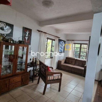 Casa com 270m², 5 quartos (sendo 1 suíte), 2 garagens, no bairro Sambaqui em Florianópolis