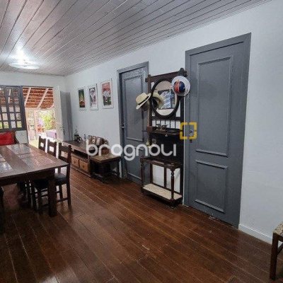 Casa com 270m², 5 quartos (sendo 1 suíte), 2 garagens, no bairro Sambaqui em Florianópolis