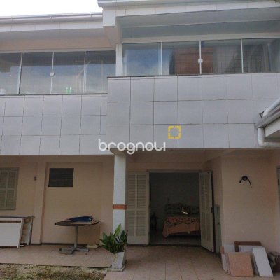 Casa com 545m², 7 quartos (sendo 4 suítes), 3 garagens, no bairro Daniela em Florianópolis