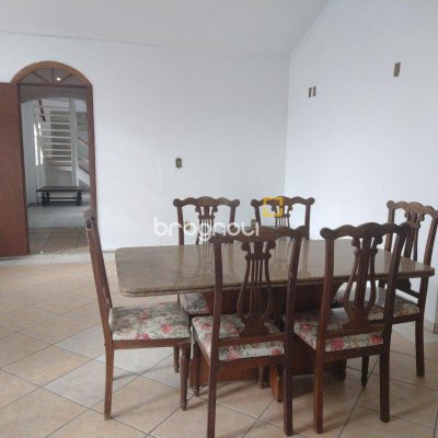 Casa com 545m², 7 quartos (sendo 4 suítes), 3 garagens, no bairro Daniela em Florianópolis