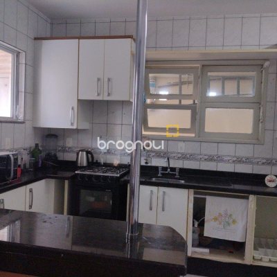 Casa com 545m², 7 quartos (sendo 4 suítes), 3 garagens, no bairro Daniela em Florianópolis