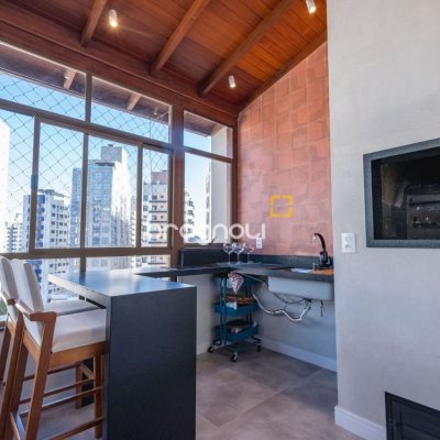 Cobertura com 221m², 3 quartos (sendo 1 suíte), 1 garagem, no bairro Centro em Florianópolis