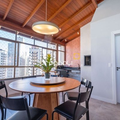 Cobertura com 221m², 3 quartos (sendo 1 suíte), 1 garagem, no bairro Centro em Florianópolis