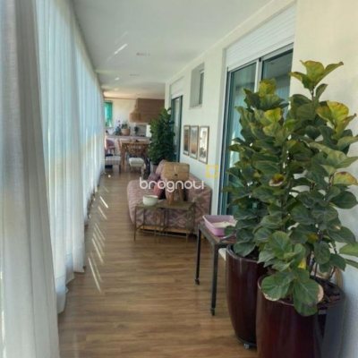 Apartamento com 305m², 4 quartos (sendo 1 suíte), 4 garagens, no bairro Campeche em Florianópolis