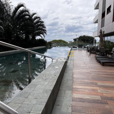 Apartamento com 131m², 3 quartos (sendo 3 suítes), 3 garagens, no bairro Beira Mar Norte em Florianópolis
