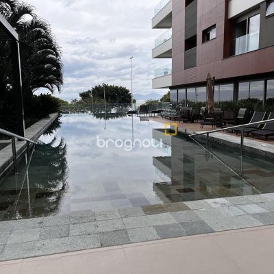 Apartamento com 131m², 3 quartos (sendo 3 suítes), 3 garagens, no bairro Beira Mar Norte em Florianópolis