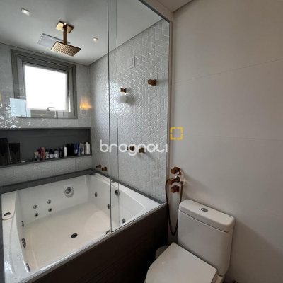Apartamento com 131m², 3 quartos (sendo 3 suítes), 3 garagens, no bairro Beira Mar Norte em Florianópolis