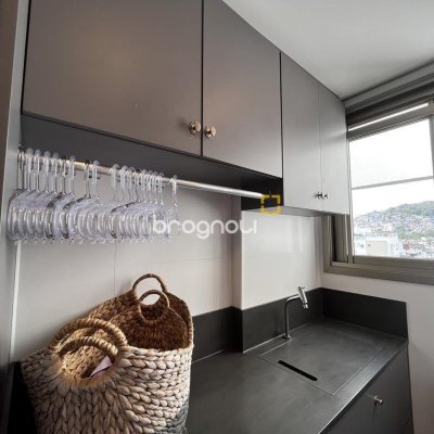 Apartamento com 131m², 3 quartos (sendo 3 suítes), 3 garagens, no bairro Beira Mar Norte em Florianópolis