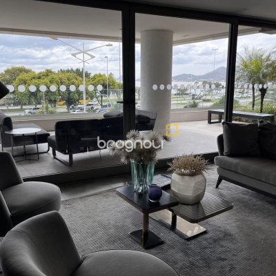 Apartamento com 131m², 3 quartos (sendo 3 suítes), 3 garagens, no bairro Beira Mar Norte em Florianópolis
