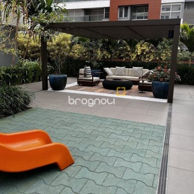 Apartamento com 131m², 3 quartos (sendo 3 suítes), 3 garagens, no bairro Beira Mar Norte em Florianópolis