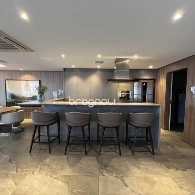 Apartamento com 131m², 3 quartos (sendo 3 suítes), 3 garagens, no bairro Beira Mar Norte em Florianópolis