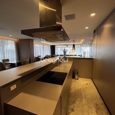 Apartamento com 131m², 3 quartos (sendo 3 suítes), 3 garagens, no bairro Beira Mar Norte em Florianópolis