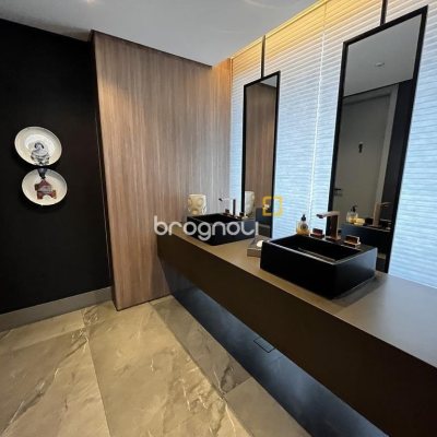 Apartamento com 131m², 3 quartos (sendo 3 suítes), 3 garagens, no bairro Beira Mar Norte em Florianópolis