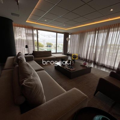 Apartamento com 131m², 3 quartos (sendo 3 suítes), 3 garagens, no bairro Beira Mar Norte em Florianópolis