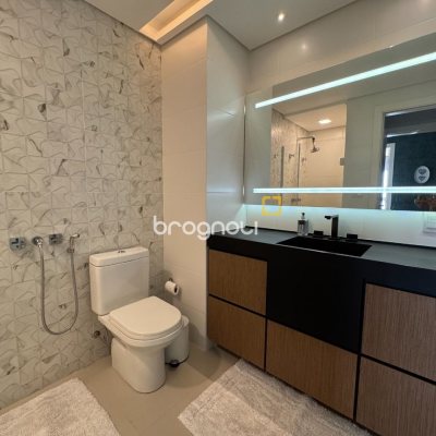 Apartamento com 131m², 3 quartos (sendo 3 suítes), 3 garagens, no bairro Beira Mar Norte em Florianópolis