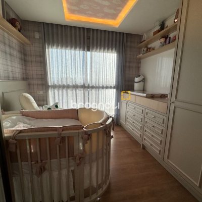 Apartamento com 131m², 3 quartos (sendo 3 suítes), 3 garagens, no bairro Beira Mar Norte em Florianópolis