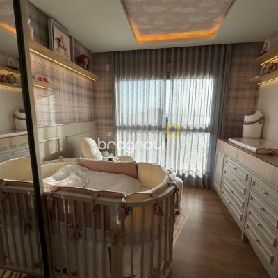 Apartamento com 131m², 3 quartos (sendo 3 suítes), 3 garagens, no bairro Beira Mar Norte em Florianópolis