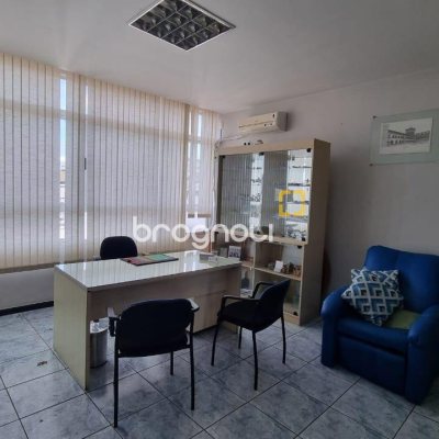 Sala com 102m², no bairro Centro em Florianópolis