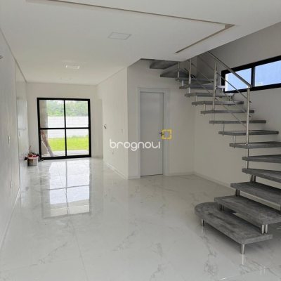 Casa com 110m², 3 quartos (sendo 1 suíte), 2 garagens, no bairro Sertão do Maruim em São José