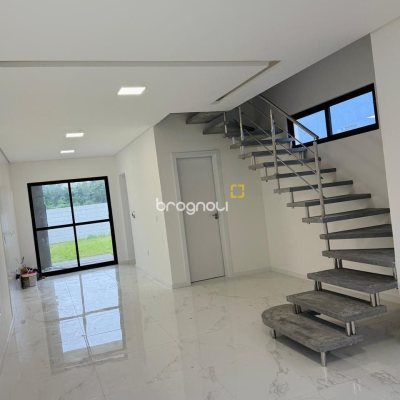 Casa com 110m², 3 quartos (sendo 1 suíte), 2 garagens, no bairro Sertão do Maruim em São José