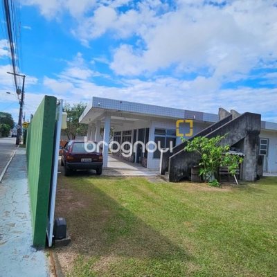 Casa com 470m², 5 quartos (sendo 1 suíte), 3 garagens, no bairro São João do Rio Vermelho em Florianópolis