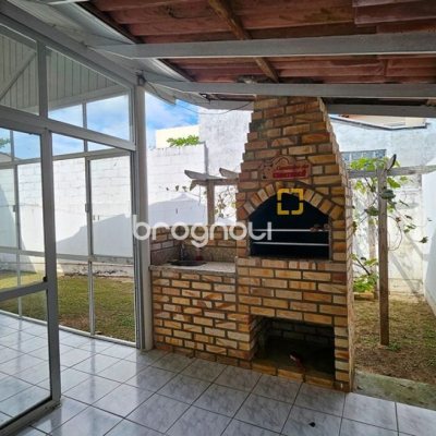 Casa com 470m², 5 quartos (sendo 1 suíte), 3 garagens, no bairro São João do Rio Vermelho em Florianópolis