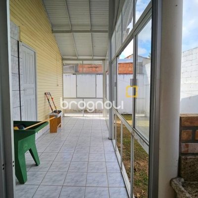 Casa com 470m², 5 quartos (sendo 1 suíte), 3 garagens, no bairro São João do Rio Vermelho em Florianópolis