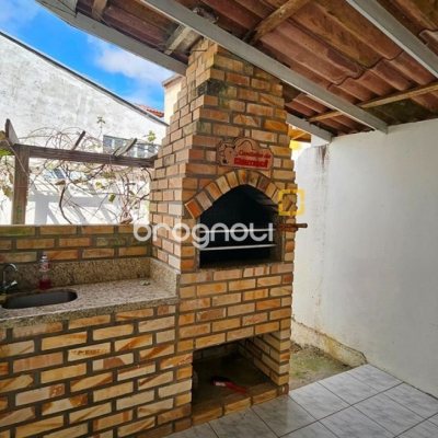 Casa com 470m², 5 quartos (sendo 1 suíte), 3 garagens, no bairro São João do Rio Vermelho em Florianópolis