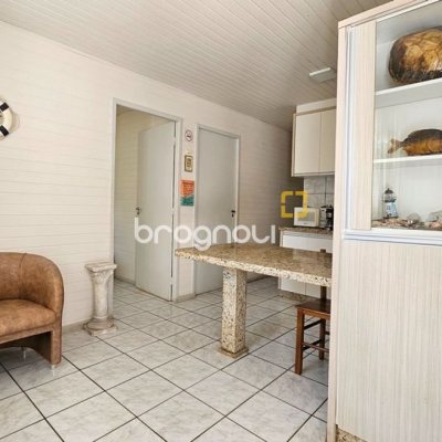 Casa com 470m², 5 quartos (sendo 1 suíte), 3 garagens, no bairro São João do Rio Vermelho em Florianópolis