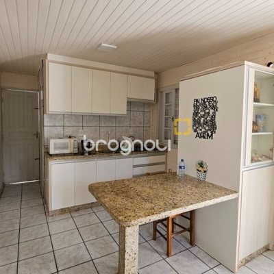 Casa com 470m², 5 quartos (sendo 1 suíte), 3 garagens, no bairro São João do Rio Vermelho em Florianópolis