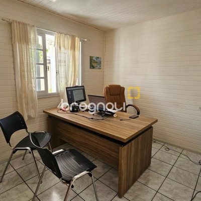 Casa com 470m², 5 quartos (sendo 1 suíte), 3 garagens, no bairro São João do Rio Vermelho em Florianópolis