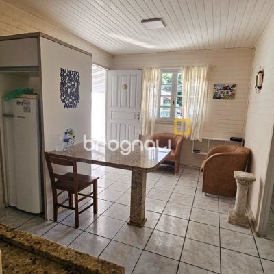 Casa com 470m², 5 quartos (sendo 1 suíte), 3 garagens, no bairro São João do Rio Vermelho em Florianópolis