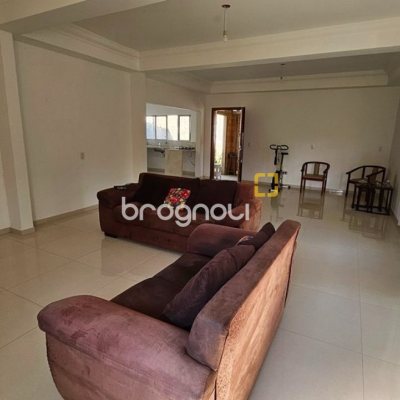 Casa com 470m², 5 quartos (sendo 1 suíte), 3 garagens, no bairro São João do Rio Vermelho em Florianópolis