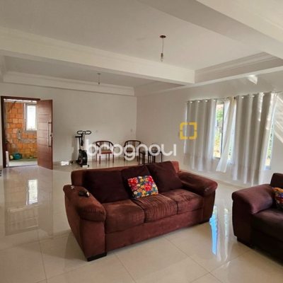 Casa com 470m², 5 quartos (sendo 1 suíte), 3 garagens, no bairro São João do Rio Vermelho em Florianópolis