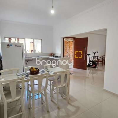 Casa com 470m², 5 quartos (sendo 1 suíte), 3 garagens, no bairro São João do Rio Vermelho em Florianópolis